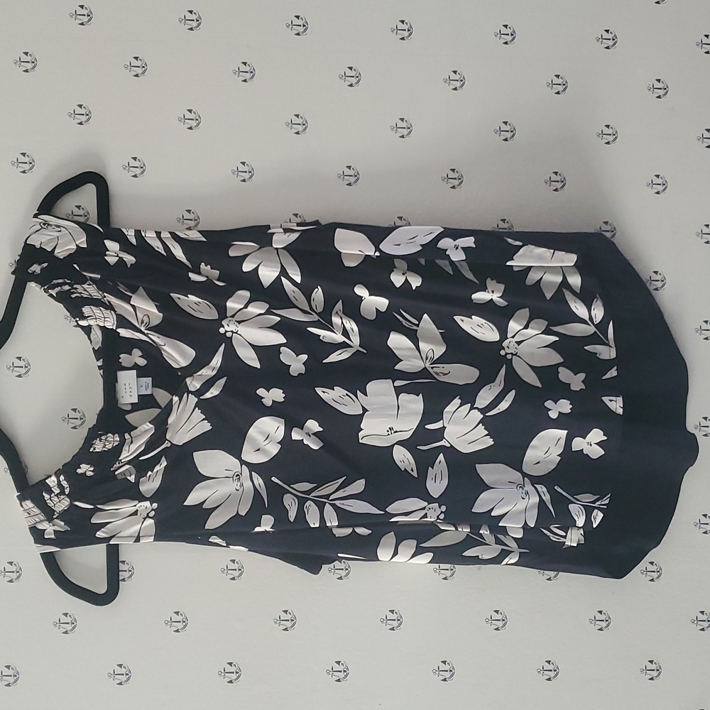 A New Day Large Womans B&W Floral Tank